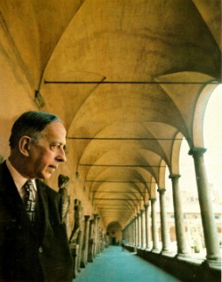 Foto (Foto: Murilo Mendes em visita a um claustro: obra sobre peregrinações pela Itália franciscana, pertencente ao amigo e pintor Ismael Nery, foi leitura preciosa para o poeta)