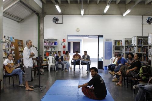 Foto (Foto: Foto de Michel Filho / Poetas participam do Sarau do Binho na Biblioteca Marcos Rey, no Campo Limpo, zona norte de São Paulo)