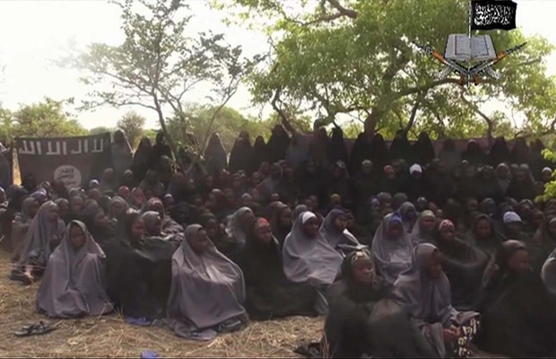 Reprodução de vídeo feito pelo grupo terrorista Boko Haram mostra mais de 100 meninas que, segundo o grupo, fazem parte das meninas sequestradas em Chibok, norte da Nigéria (Foto: Reprodução/AP)