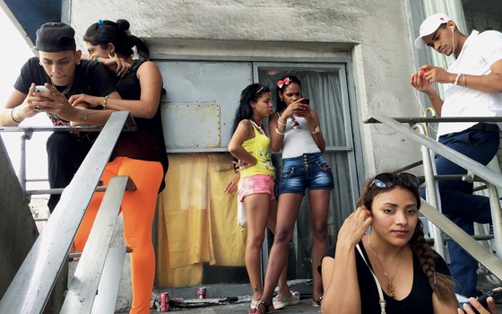 Um ponto público de Wi-Fi no bairro popular  de Vedado,em Havana (Foto: Ana Carolina Fernades)