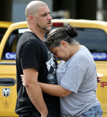 Ray Rivera, DJ da boate Pulse, com uma amiga, diante da delegacia de Orlando (Foto: Joe Burbank/Orlando Sentinel/TNS via Getty Images))