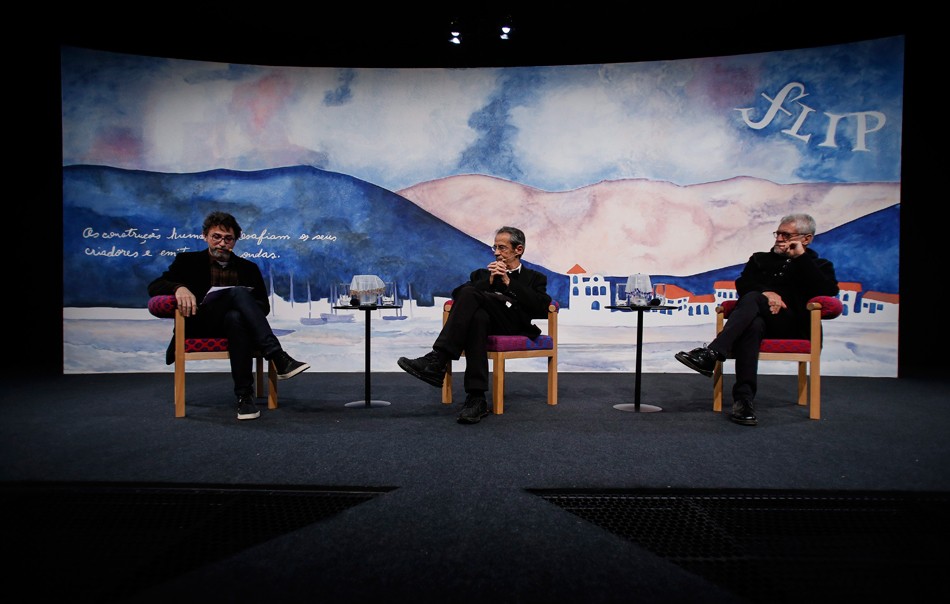 Mesa de abertura da Flip 2016, com Armando Freitas Filho e Walter Carvalho e o curador Paulo Werneck (Foto: Alexandre Cassiano / Agência O Globo)