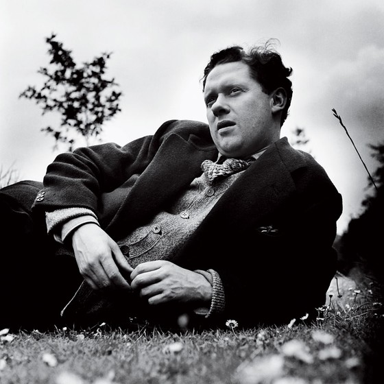 O poeta modernista galês Dylan Thomas. A temática do conflito moldou o estilo lírico de Dylan (Foto:   Hulton-Deutsch Collection/CORBIS/Corbis via Getty Images)