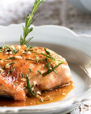 Sobrecoxa de frango com mel de engenho (Foto: Iara Venanzi/Casa e Comida)