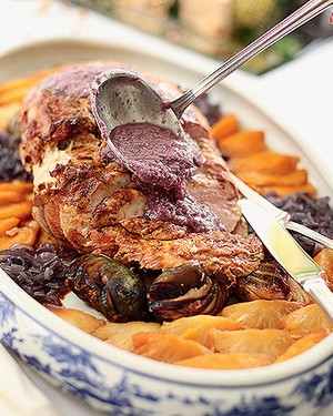 Pernil com molho de azeitonas pretas e cebolas roxas (Foto: Rogério Voltan/Casa e Comida)