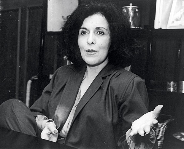 OLHAR FEMININO Marly de Oliveira,  a segunda mulher de João Cabral, em foto de 1987. Ela lia para ele, mas João Cabral só acompanhava textos curtos (Foto: Agência O Globo)