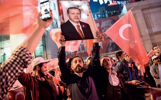 Apoiadores do presidente turco  Recep Tayyip Erdogan. (Foto: OZAN KOSE/AFP)