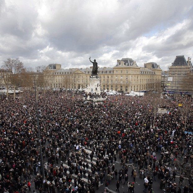 Uma multidão se encontra na Praça da República, em Paris, antes da manifestação para lembrar as 17 vítimas dos ataques que chocaram a França e o mundo na semana passada (Foto: AP Photo/Laurent Cipriani)