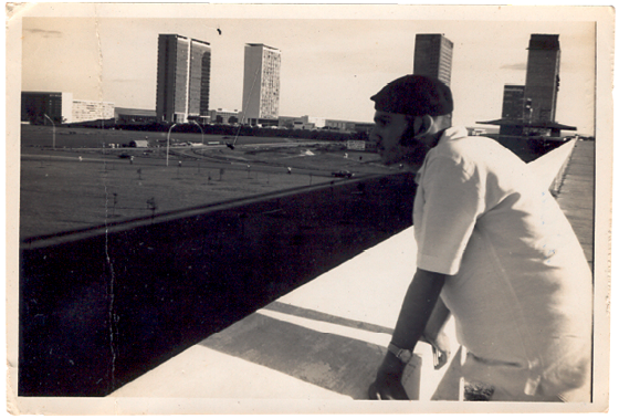 FAROESTE MANAUARA Milton Hatoum aos 15 anos, em março de 1968, recém- chegado a Brasília. Com dois amigos e a bênção  dos pais, ele se mandou de Manaus e foi para a capital (Foto: Arquivo CB/DAPress)