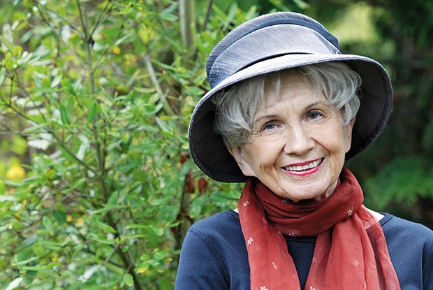 RECONHECIMENTO A contista canadense Alice Munro em Victoria, Canadá. Por vencer o Nobel de Literatura no ano passado, ela ajudou a valorizar o conto no mercado editorial (Foto: Kim Stallknecht)