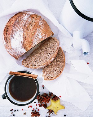 Servido com um pão de ervas, o chá detox na caneca de ágata é um agrado saudável para aquela (merecida!) pausa durante a tarde (Foto: Rogério Voltan/Editora Globo)