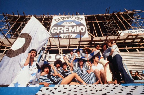 Foto (Foto: A Coligay no estádio Olímpico, em 1979: torcida contra a homofobia/Divulgação/Ricardo Chaves)