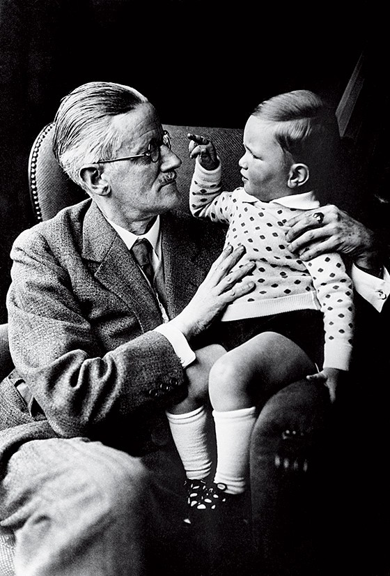 NO COLO DO VOVÔ James Joyce e seu neto Stephen em 1932. Gatinhos são os protagonistas das histórias infantis que o irlandês escrevia (Foto: Bettmann/Corbis)