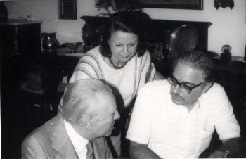 Foto (Foto: Jorge Luis Borges em sua casa, em Buenos Aires, com Augusto de Campos e sua mulher, Lygia / Foto de Roland de Azeredo Campos / Divulgação)