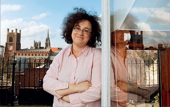 Sophie Hannah em sua casa, em Cambridge, na Inglaterra (Foto: David Sandison/Eyevine)