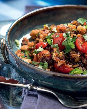 Arroz com lentilha, cebola caramelizada e torresmo crocante (Foto: Iara Venanzi/Editora Globo)