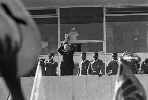 Foto (Foto: O presidente Médici com a taça Jules Rimet, em 1972)