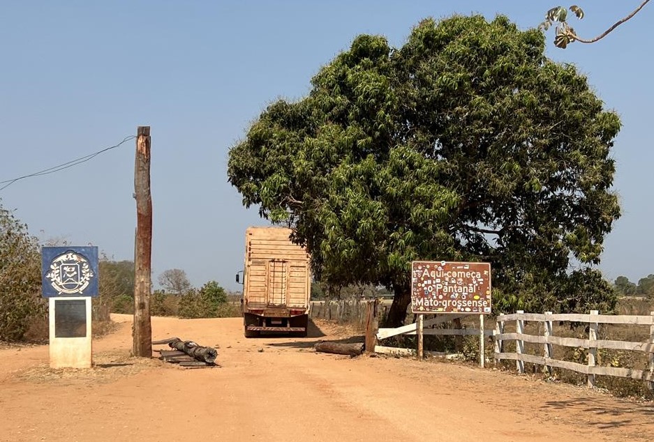 Sema promove troca do portal da Transpantaneira derrubada por caminhão boiadeiro