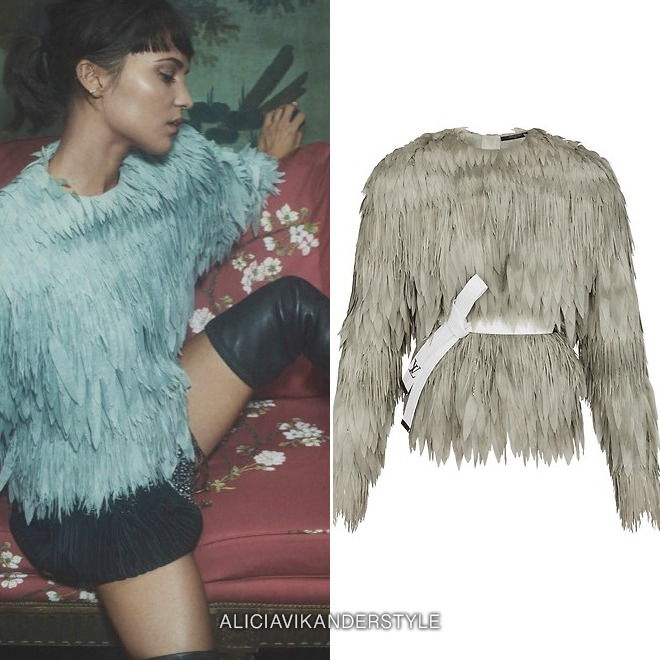 Vogue España | December 2018
Louis Vuitton Resort 2019 Embroidered Longsleeve Top - $12,700