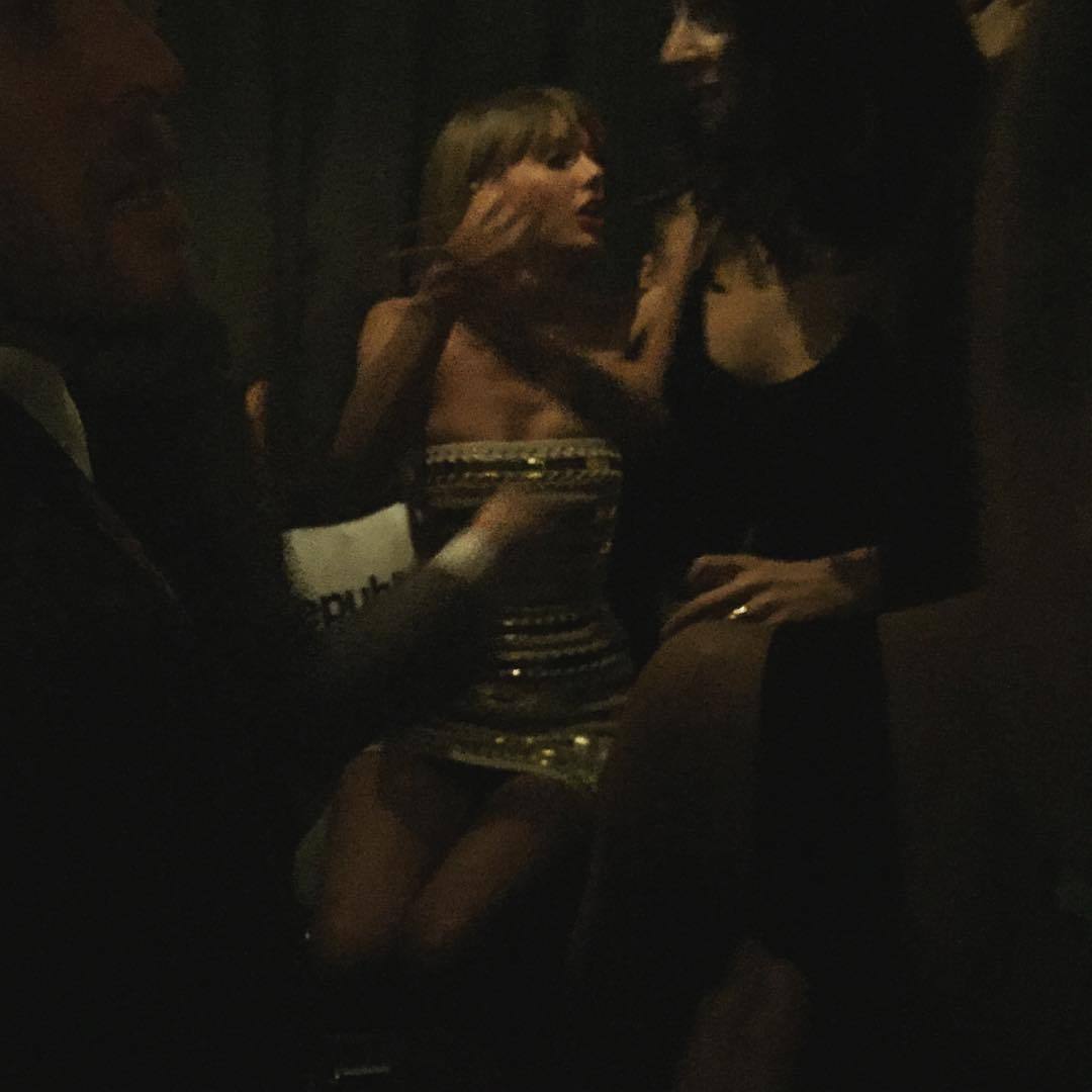 tayvns:
“bananaofswift:
“  shaunhoff : You know it’s a good party when album of the year winner Taylor Swift is at the table next to you! #RepublicGrammy#taylorswift #grammy
”
SHE’S SITTING ON HIS LAP
”
SHE IS TOTALLY SITTING ON HIS LAP!!!!