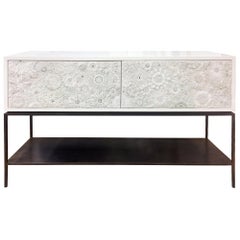 Buffet moderno a mosaico in vetro bianco Blossom con base a ripiani in metallo di Ercole Home