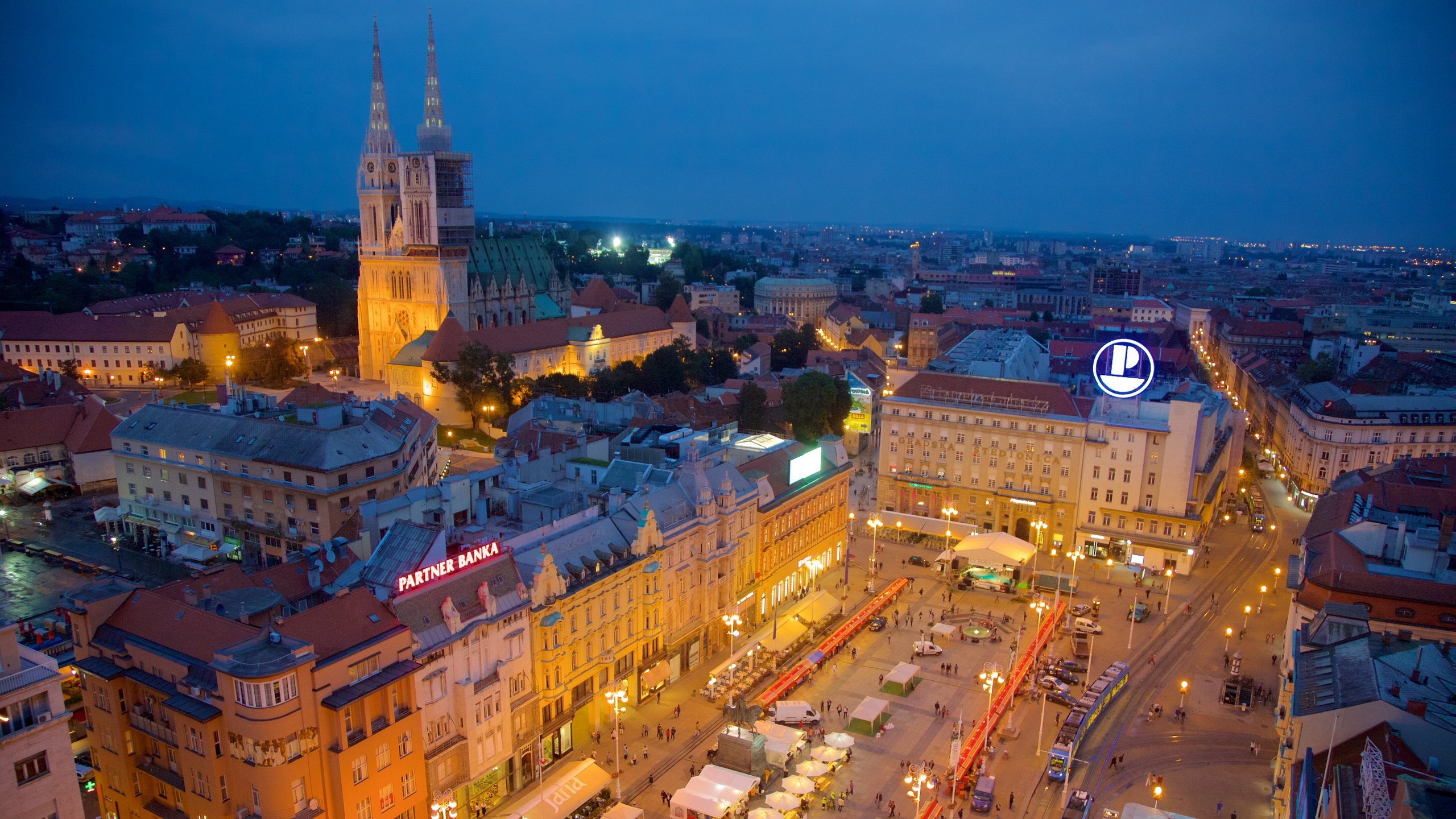 Ban Jelacic Square che include città e paesaggio notturno