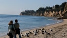 MALIBU, CA. - OCTOBER 28. 2014: A couple strolls along the beach at Paradise Cove which is part private/part public in Malibu on October 28, 2014. It seems the public is not allowed to surf in the area but people who live in the adjacent area are allowed to surf. (Photo by Anne Cusack/Los Angeles Times via Getty Images)
