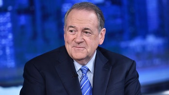 Mike Huckabee says Trump did not snub Pelosi's SOTU handshake: 'I don't think he saw her hand'