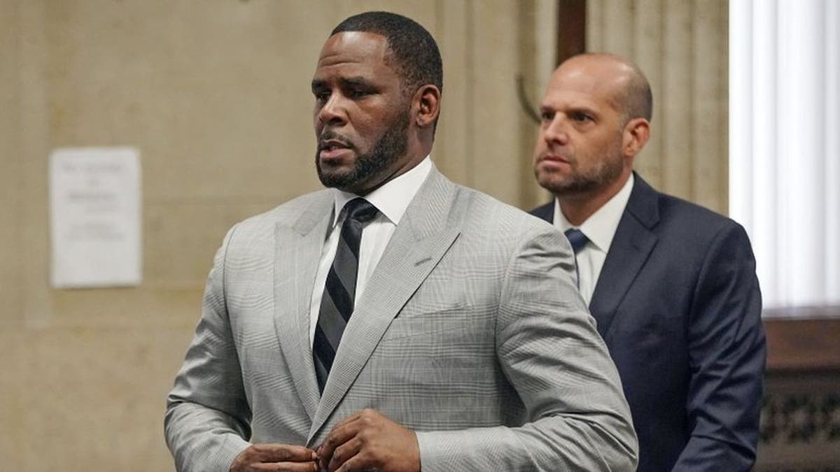 R. Kelly's trial is moving forward by selecting its jury today.