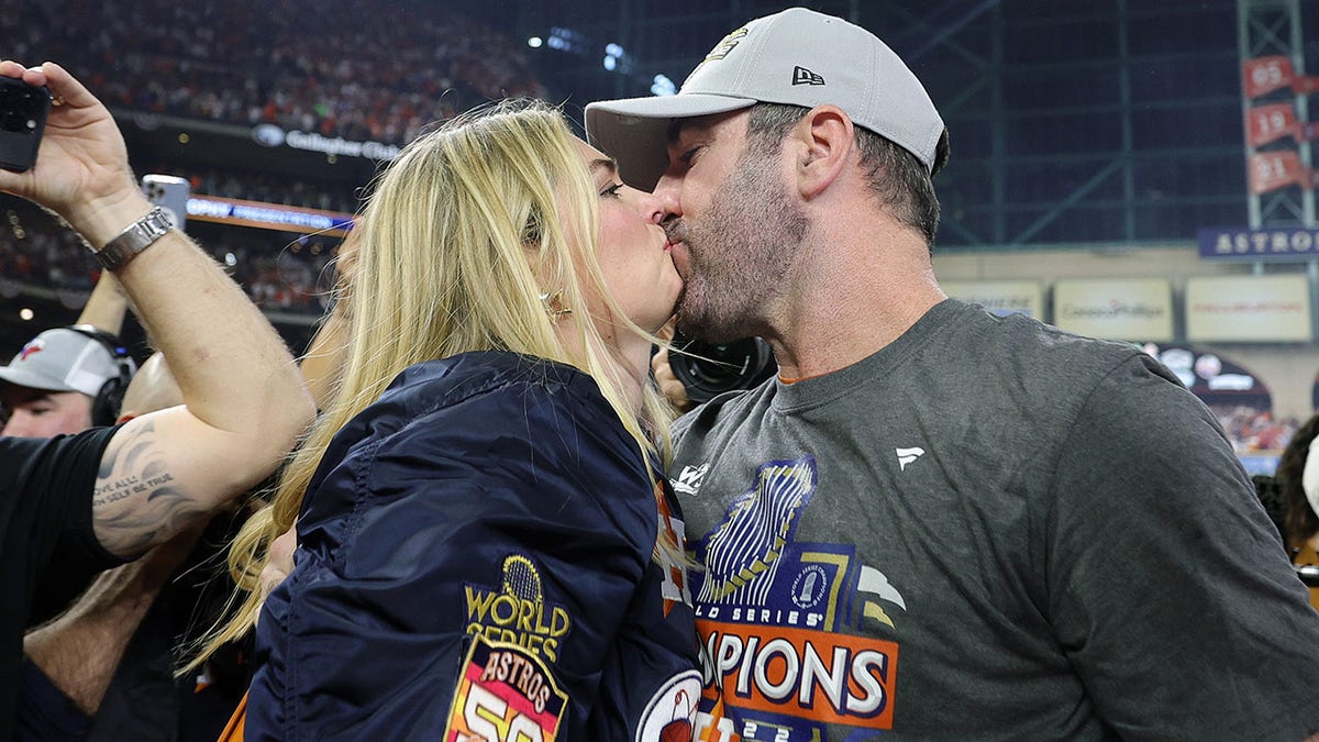 Kate Upton and Justin Verlander kiss