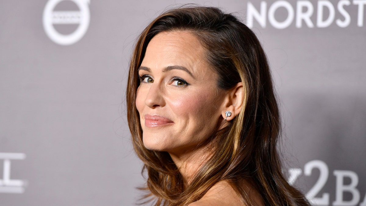 Jennifer Garner soft smiles on the carpet