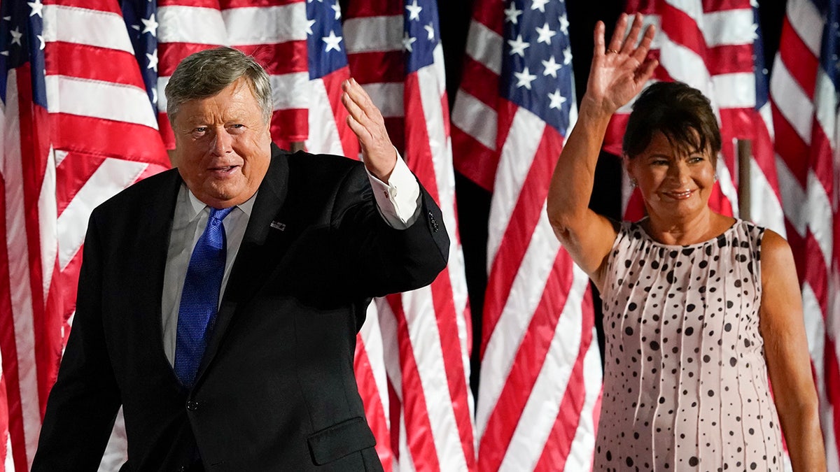 Melania Trump's parents wave from White House lawn