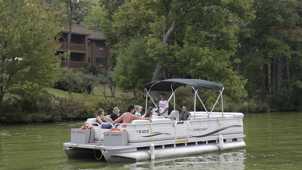 Pontoon boat