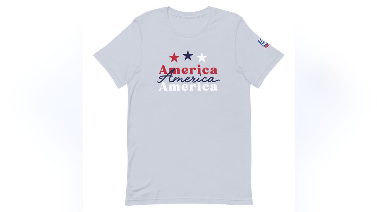 Both patriotic men and women will appreciate this unisex shirt from Fox. 