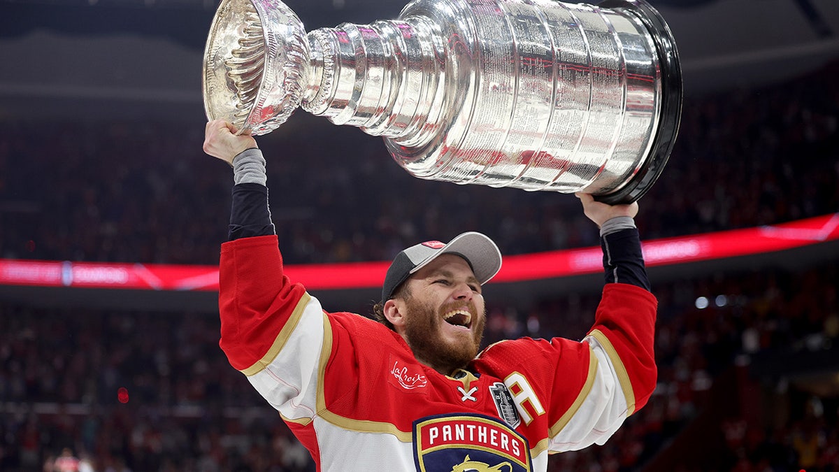 Matthew Tkachuk raise Stanley Cup