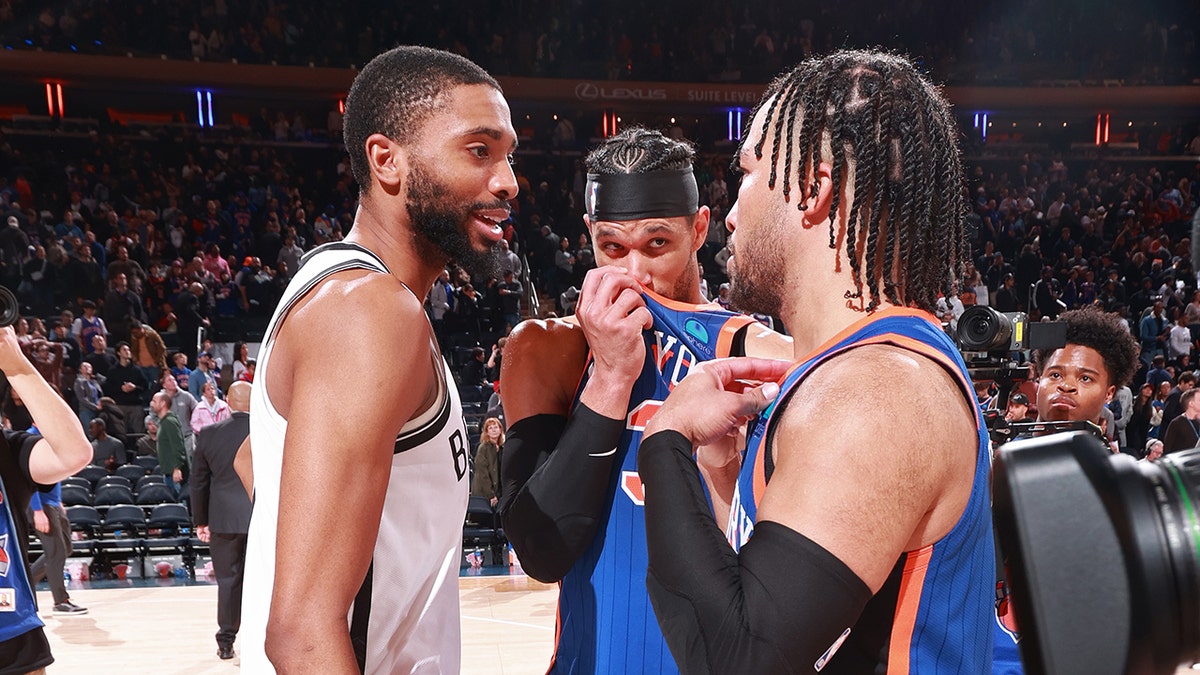 Mikal Bridges speaks with Josh Hart and Jalen Brunson