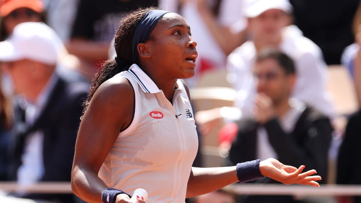 Coco Gauff speaks to umpire