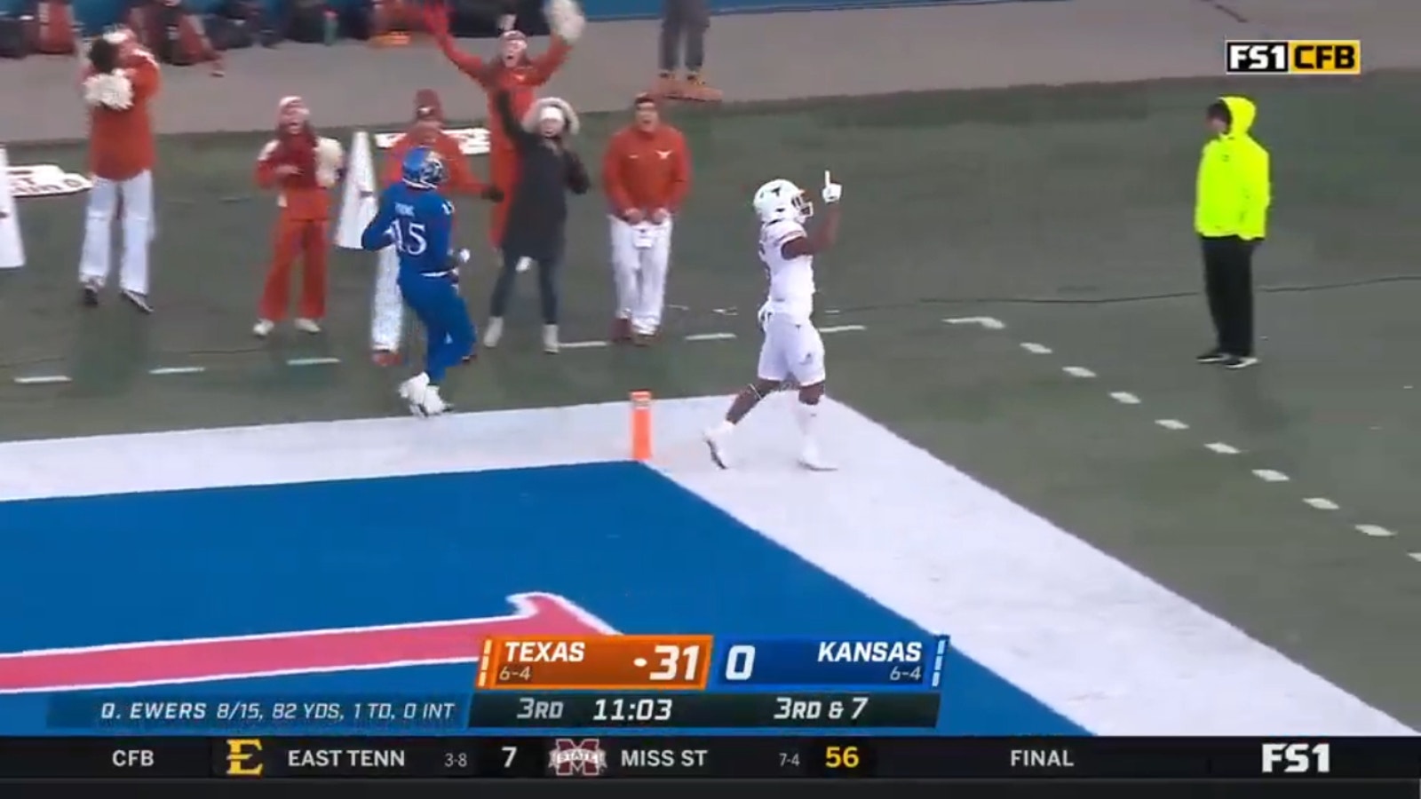 Texas RB Bijan Robinson breaks free for a 32-yard touchdown run