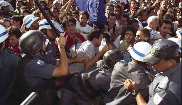 Confronto. Policiais e estudantes entram em choque no campus da UFRJ, no Fundão