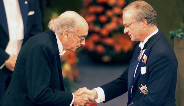 Prêmio. Saramago recebe o Nobel de Literatura das mãos do rei Carl Gustaf, da Suécia