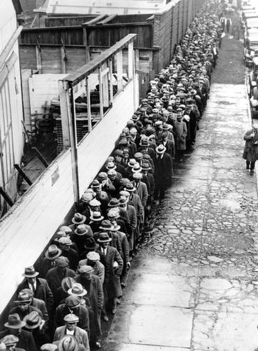 Fome. A crise de 1929 se estendeu pelo início da década seguinte, obrigando os desempregados a buscarem alimentos em longas filas