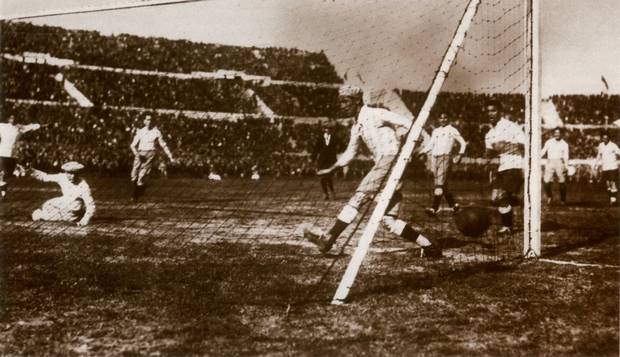 Copa de 30. Castro faz o quarto gol do Uruguai na vitória por 4 a 2 sobre a Argentina na final em Montevidéu