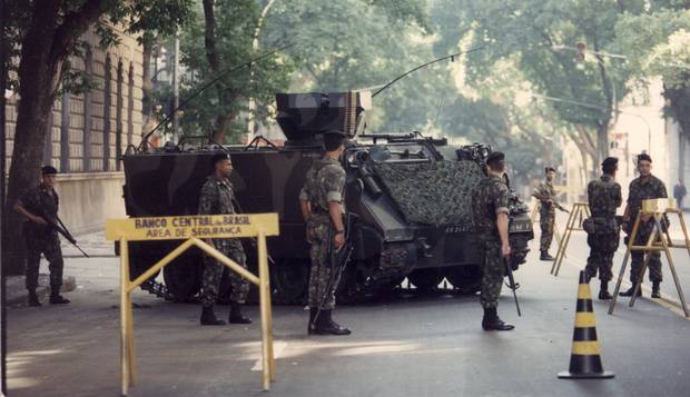 Plano Real. Soldados do Exército vigiam prédio do Banco Central, no Rio, onde as novas cédulas de real estavam guardadas