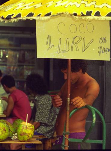 Transição. Camelô vende água de coco em URV no Centro do Rio