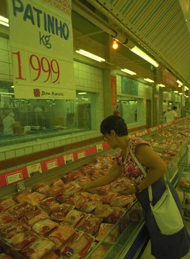 Preços. Consumidor no supermercado Bon Marché da Ilha do Governador