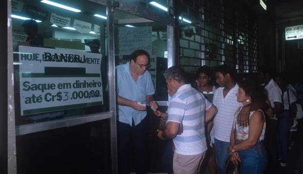 Sem dinheiro. Após o confisco do Plano Collor, bancos limitam saques: no Banerj da Rua do Matoso, no Rio, clientes enfrentam filas