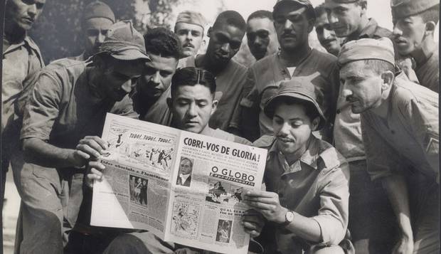 História. Soldados da Força Expedicionária Brasileira (FEB) leem no front de batalha o primeiro número do jornal “O GLOBO Expedicionário”