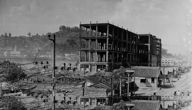 Futuras instalações. A Favela do Esqueleto, removida nos anos 60 para construção do “campus” da Uerj; ao fundo, a Mangueira