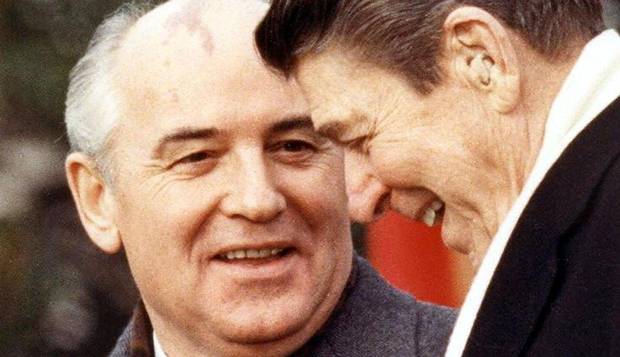 Acordo nuclear. O líder soviético, Mikhail Gorbachev, e o presidente americano Ronald Reagan em Washington, durante cerimônia na Casa Branca
