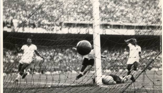 "Maracanazo". Na final da Copa de 50, Ghiggia bate Barbosa e marca o segundo gol da vitória do Uruguai, por 2 a 1, no então Estádio Municipal, calando 200 mil torcedores